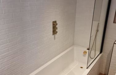 Neet Retreat - sleeps 7 next to beach - Foto 32