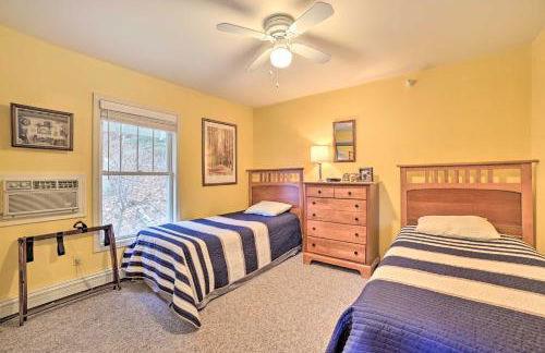 Portage Lake Condo with Deck and Pool Access! - Foto 13