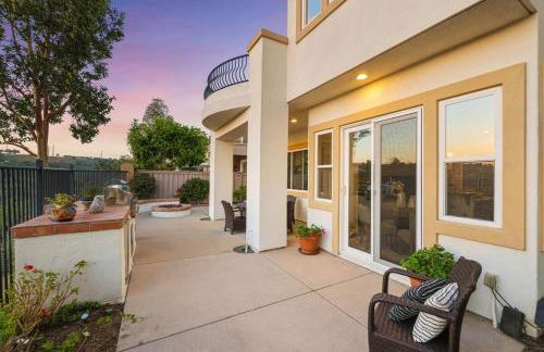 Spacious Luxury home in Gated Community with Resort Pool & Scenic Views - Photo 45