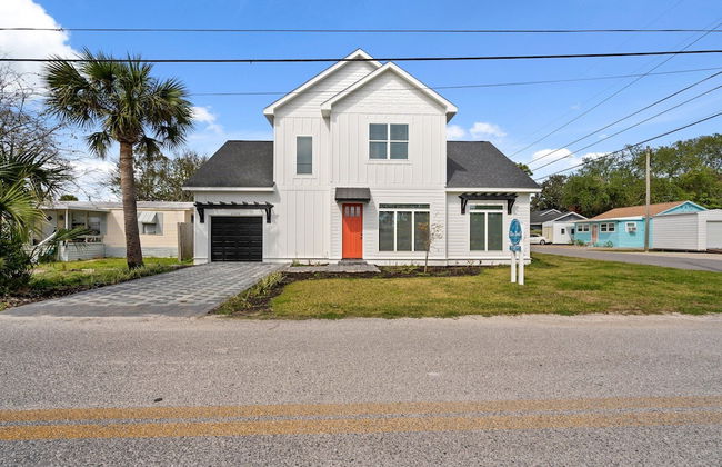 Brand NEW Expansive Coastal Home w/ Custom Furnishings Sleeps 15 - Foto 48