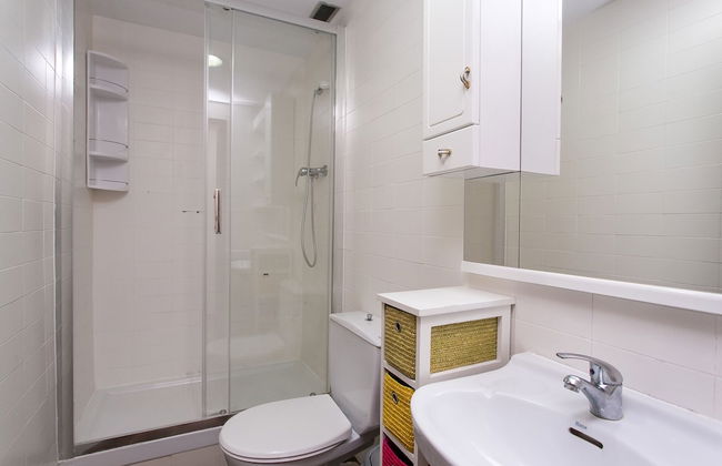 Spacious & Quiet 4 Bedroom Apartment - Photo 23