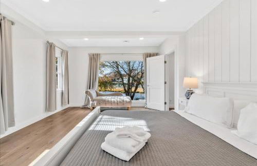 Waterfront Retreat with Private Dock and Fire Pit, Sleeps 8, Outdoor Dining, Spa-Style Primary, Gourmet Kitchen with Dual Dishwashers, Gas Fireplace, River Views, Bright Open Layout, Central AC, Perfect Coastal Escape for Families, 24 Hr Hospitality - Foto 52