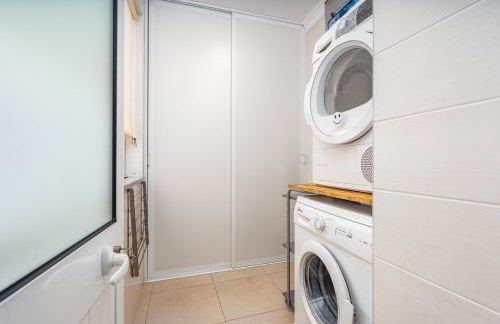 Bright & Spacious Flat by HostWise - Foto 24