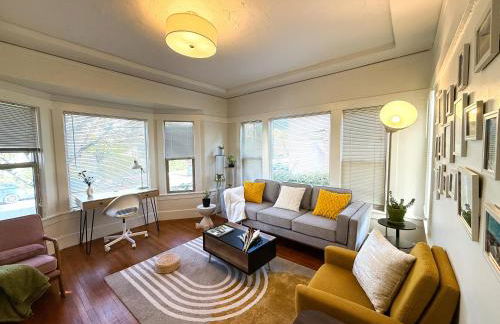 Bright, Modern & Artsy Space - Photo 1