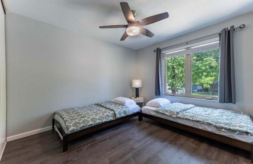 Perfect Getaway 3BR 3BA Home Close to Parks and Shopping - Foto 17