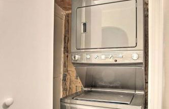 3BR Overland Park Home with Patio and Waterfall Pond - Foto 1