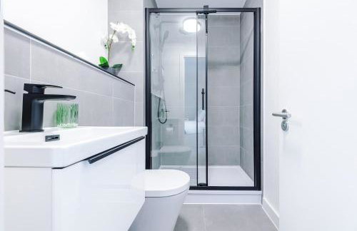 Modern 2BR Apartment w Secure Parking Salford - Foto 3