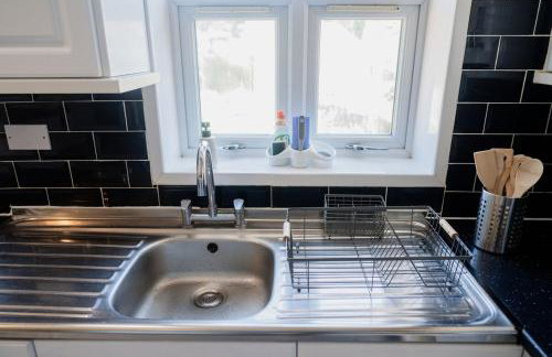 Spacious 6 bedroom House in Dudley with optional Nursery-Drive and Garage-Families and Contractors Welcome - Foto 54