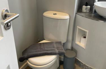 Top Floor 1 Bedroom Apartment with views over London - Photo 2