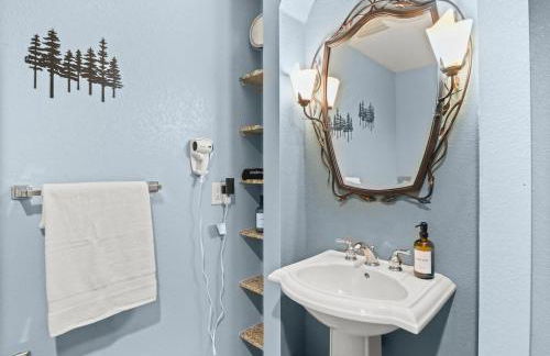 Family Getaway - Outdoor Activity Oasis - Mins to Downtown and Water Parks - Jacuzzi - Game Rm - Foto 19