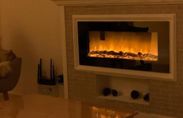 Sacada com ar, rede, pôr do sol, lareira e cinema no Candeias - Foto 20