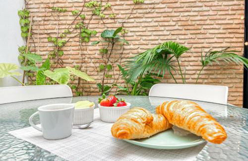 LeonAlba House Private Villa Private rooftop Private Pool Private Andalusian Courtyard Free Parking BBQ 8 Guests - Foto 21