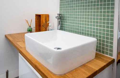 Splendid House Great Location to WAVE Surf & South West Water Park - Super Garden By STAE-Homes - Foto 32