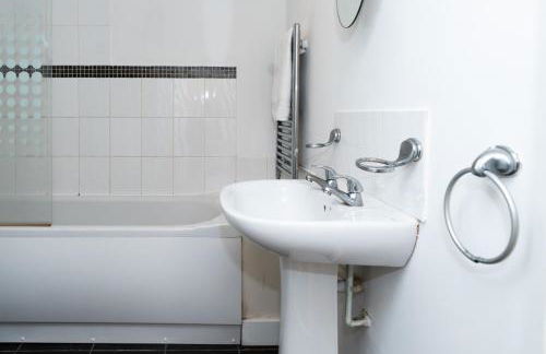 Cozy Cottage 2 Bedroom Apartment with free Parking - Foto 11