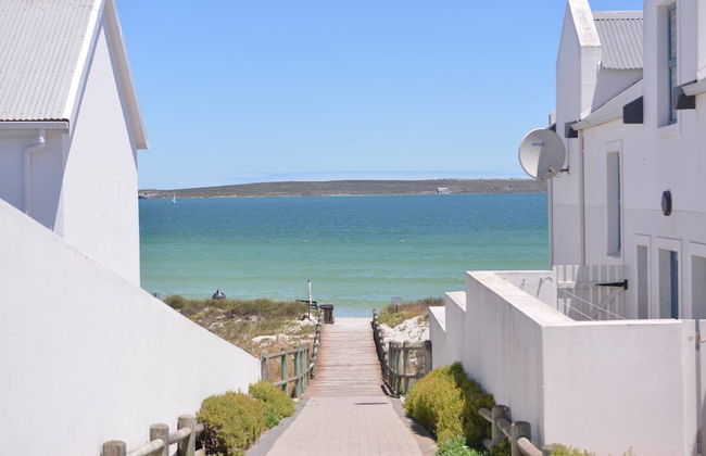 Pelican Cove is a Modern 4-bedroom Holiday Home in Langebaan With Some Sea Views - Foto 21