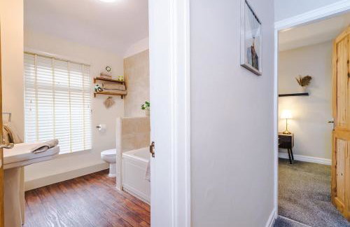 Cosy 3-Bed, Sleeps 5, Free Parking, Long and Short Stays - Photo 42