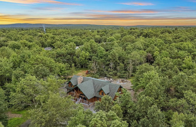 The Bigwood Cabin by Avantstay Hot Tub, Firepit, Pool Table, Private Yard - Photo 4