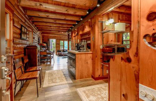 Tranquil and Private 2 Bedroom Cabin with Hot Tub - Foto 11