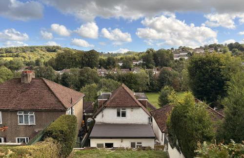 Caterham 3 Bed House, Free on street Parking - Photo 24