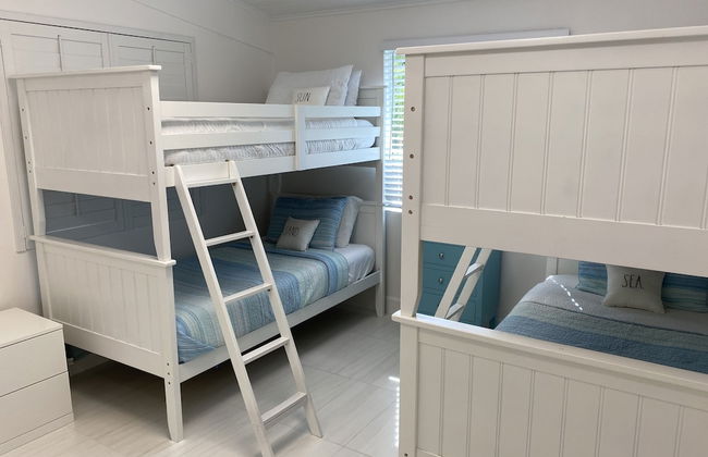 Beautiful Updated Stilted Home Makes For A Super Getaway. 3 Bedroom Home by RedAwning - Foto 4