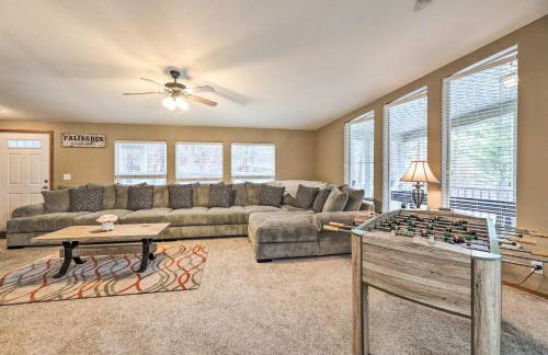 Rustic Escape with Deck, Hot Tub and Mountain Views - Foto 6