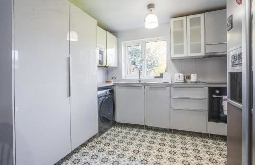 4BR Family Home, Garden, WiFi, 5mins to Elisabeth Line & 10min to Stratford - Foto 31