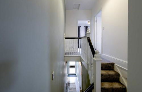 Spacious 3BR Home w Terrace - Ideal for Groups - Photo 14