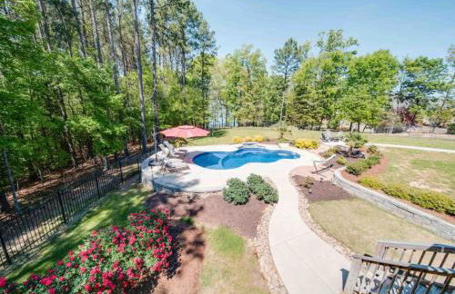 5BR Farmhouse Lake Retreat Pool Hot Tub Theater - Foto 9