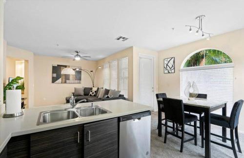 Lovely & coxy 2BR/2BA! 5MIN to Disney! - Photo 34