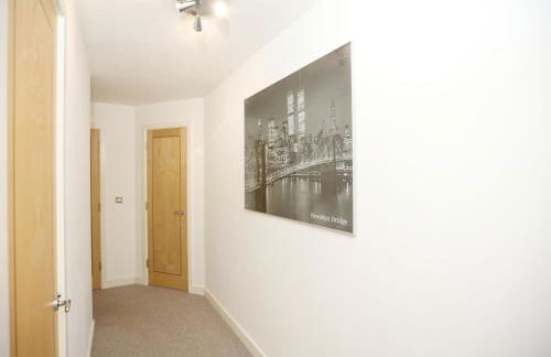 2 bedroom Apartment In Cardiff Bay with Private Parking By N And N Stays, perfect for corporate and leisure stays, long stays welcome, Scafollding currently on building, does not affect the apartment - Photo 15