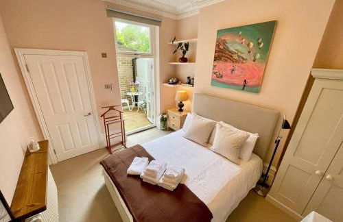 Luxury King-Bed EnSuite with Quiet Private Patio - Foto 11