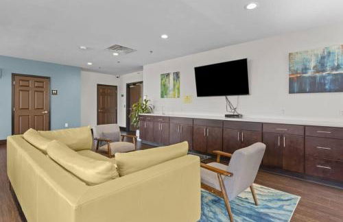 Sleek 2BR Downtown Retreat with Gym - Foto 28