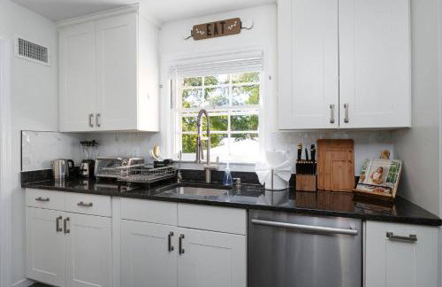 Exclusive Lux Home Near Town • Game Rm • Gym • 4BR - Photo 33