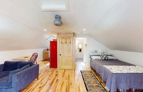 1 Mi to Crystal Lake! Couples Retreat with Deck - Photo 3