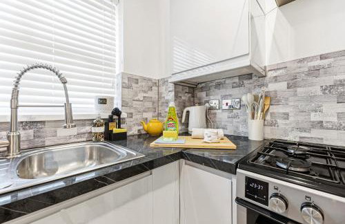 Keaton House - Close to City Centre - Free Parking, Spacious Garden, Fast Wifi and Smart TV by Yoko Property - Foto 7