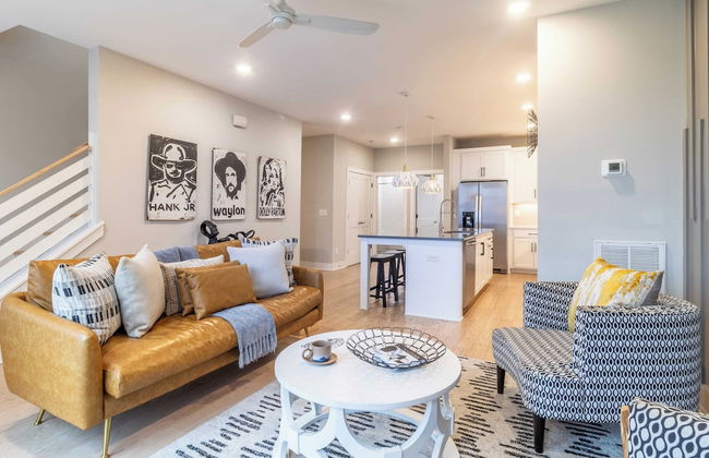 Monty by Avantstay 4bdr 4ba, Balcony w/ Outdoor Seating, 5mins to DT - Photo 7