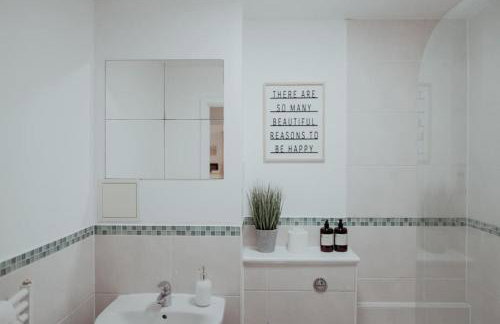 The Diickens Den - Rochester 1BR Flat - Sleeps 4 with Parking - Contractor - Friendly and Ideal for Long Stays - Foto 24