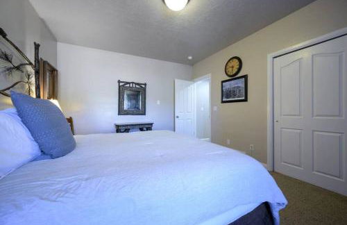 Lakeside Escape with Hot Tub - Foto 31