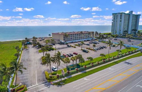 Hutchinson Island BeachFront Heated Pool Balcony Top Floor - Foto 25