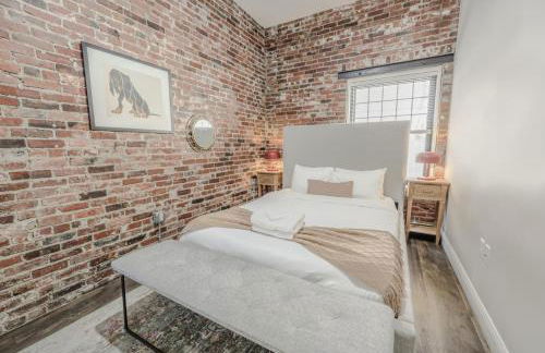 Lavishly Designed Home With Office Close to T - Photo 11