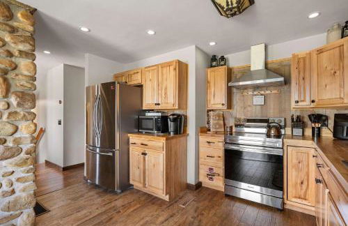 Family-Friendly Cabin with Heated Pool & Sauna - Foto 18