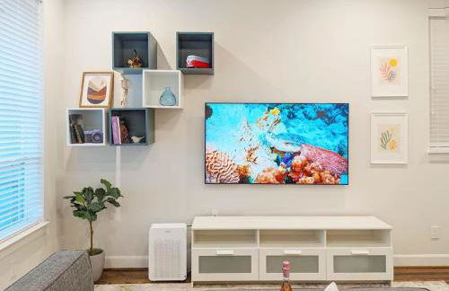 TMC 3-Story Townhome FREE EV Charge - Foto 7