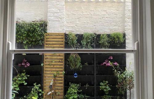 Kensington apartment with 2 bedrooms 1 living room and Patio - Photo 11