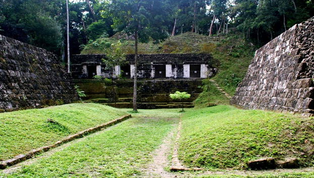 Ruines du site archéologique de Yaxhá