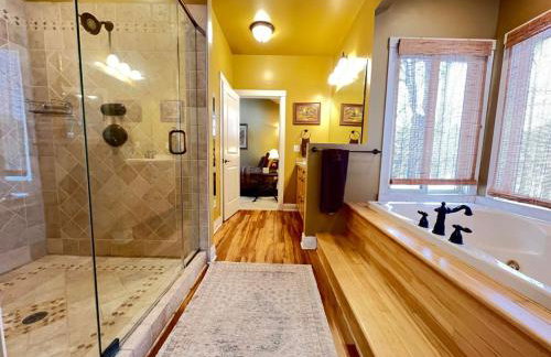 Woodshores Retreat - cozy retreat, hot tub, Lk MI - Photo 14