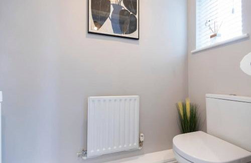 Pass the Keys 4-Bed Home with Garden Parking Near Durham - Foto 25