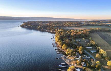 Waterfront retreat w/ wraparound deck & BBQ - Foto 69