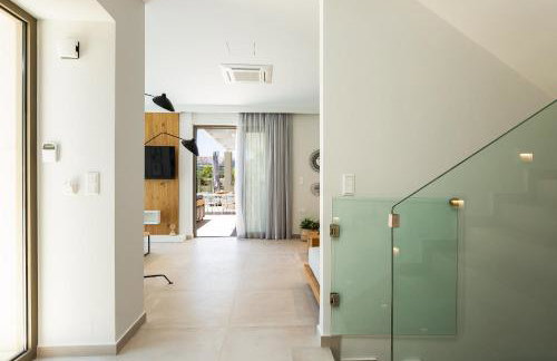 Vasilios Villa, with Pool, Gym & Close to Beach, By ThinkVilla - Foto 48