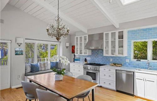 Gorgeous 3-bdrm home, walk to town and beach - Photo 9