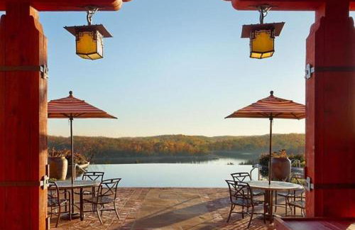Enjoy the views of Table Rock Lake in this 2BD resort condo - Foto 7